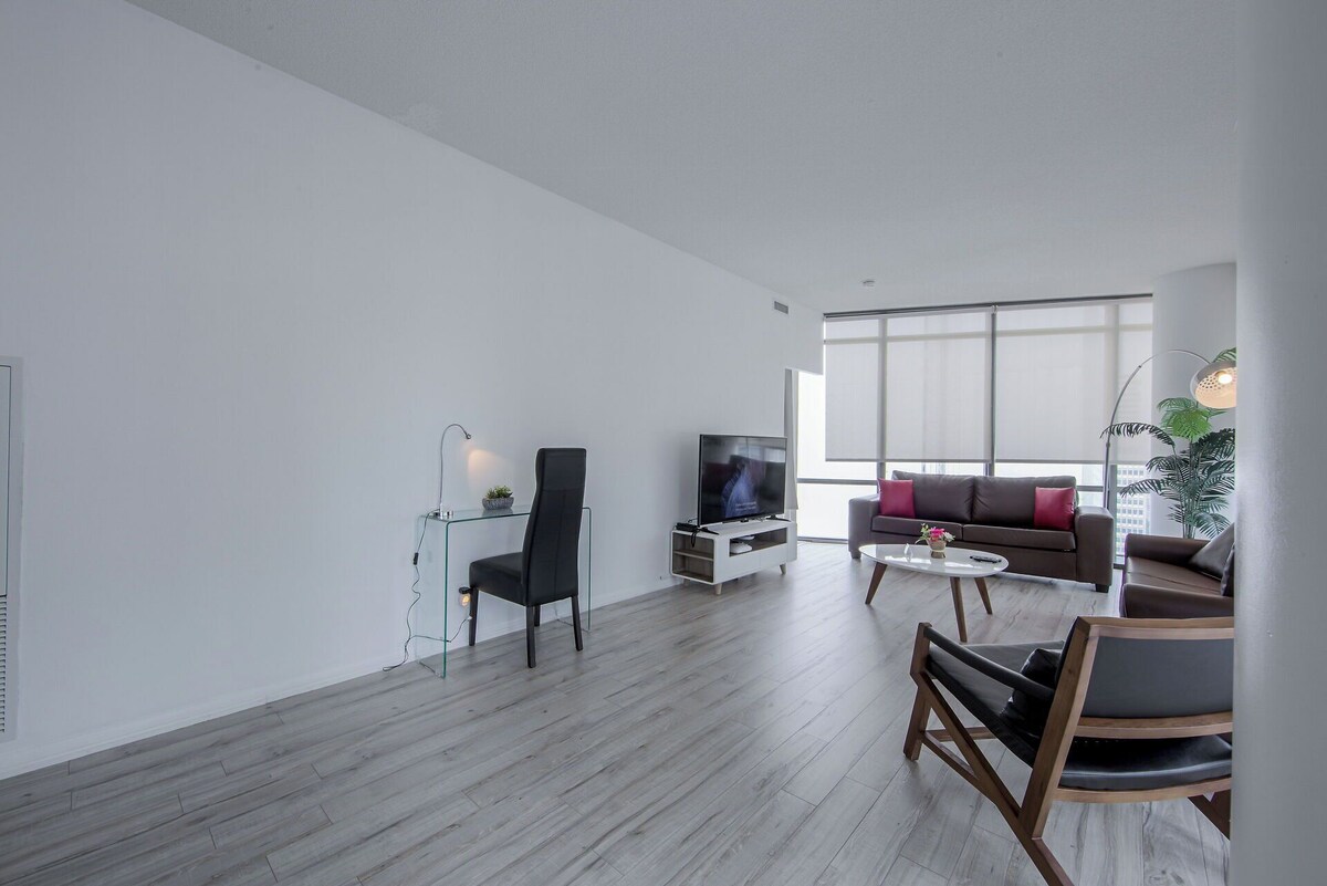 Pet Friendly 2 Bedroom 2 Bath + Den Bay St Condo near SICK KIDS HOSPITAL Sleep 8