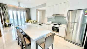 Appartement Deluxe, 2 chambres, vue jardin | Cuisine privée | Réfrigérateur, four, plaque de cuisson, bouilloire électrique