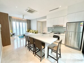 Deluxe Apartment, 2 Bedrooms, Garden View | In-room dining - Damai 88 Condominium (Kuala Lumpur)