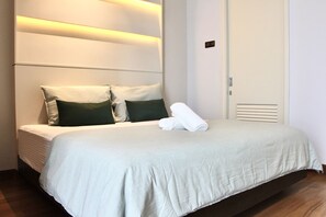 In-room safe, desk, blackout curtains, iron/ironing board - Damai 88 Condominium (Kuala Lumpur)