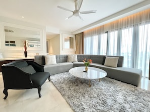 Deluxe-lejlighed - 3 soveværelser - byudsigt | Stue | 43-tommers smart-tv med digitale kanaler, tv, Netflix