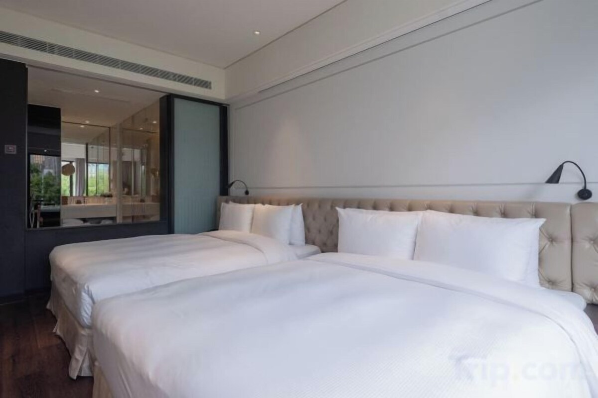 Premium bedding, down comforters, pillowtop beds, minibar (free items)