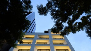Un edificio alberghiero dal design moderno, con diversi piani e una segnaletica ben visibile per l'Hotel MVSA.