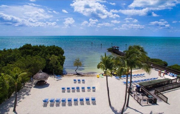 Sur la plage, chaise longue, serviettes de plage