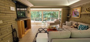 Smart-TV, peis og bøker