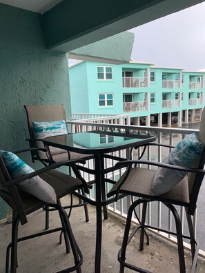 Outdoor dining - Beachside 2 bedroom 2 bathroom with Beach Views, Unit B27, fresh updates! (Gulf Shores)