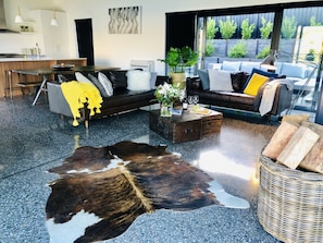 Luxury House, 5 Bedrooms, Mountain View | Living area | Smart TV