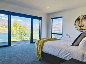 Luxury House, 5 Bedrooms, Mountain View - Top View by Harcourts (Queenstown)