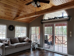 Smart TV, fireplace, DVD player, music library - Secluded Rustic Cabin (Cashton)