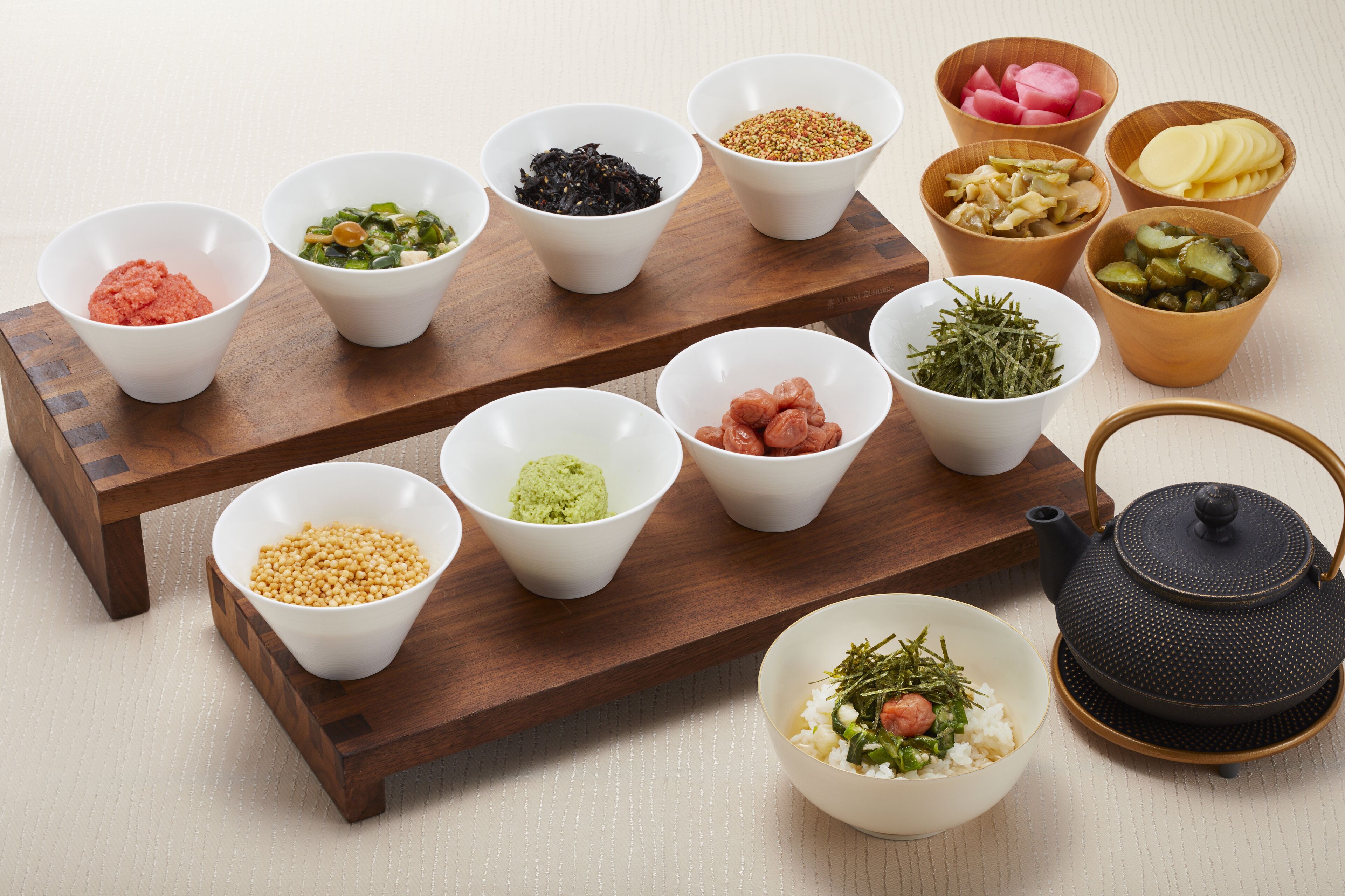 Un plateau en bois contenant différents bols remplis de divers aliments.