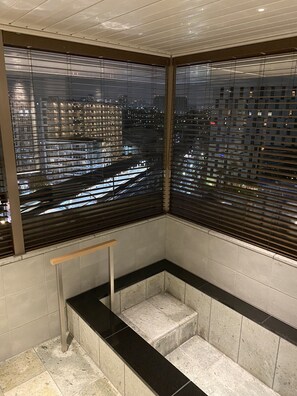 Suite estudio, para no fumadores (Suite) | Baño | Tina con regadera, amenidades de baño gratuitas, secadora de cabello 