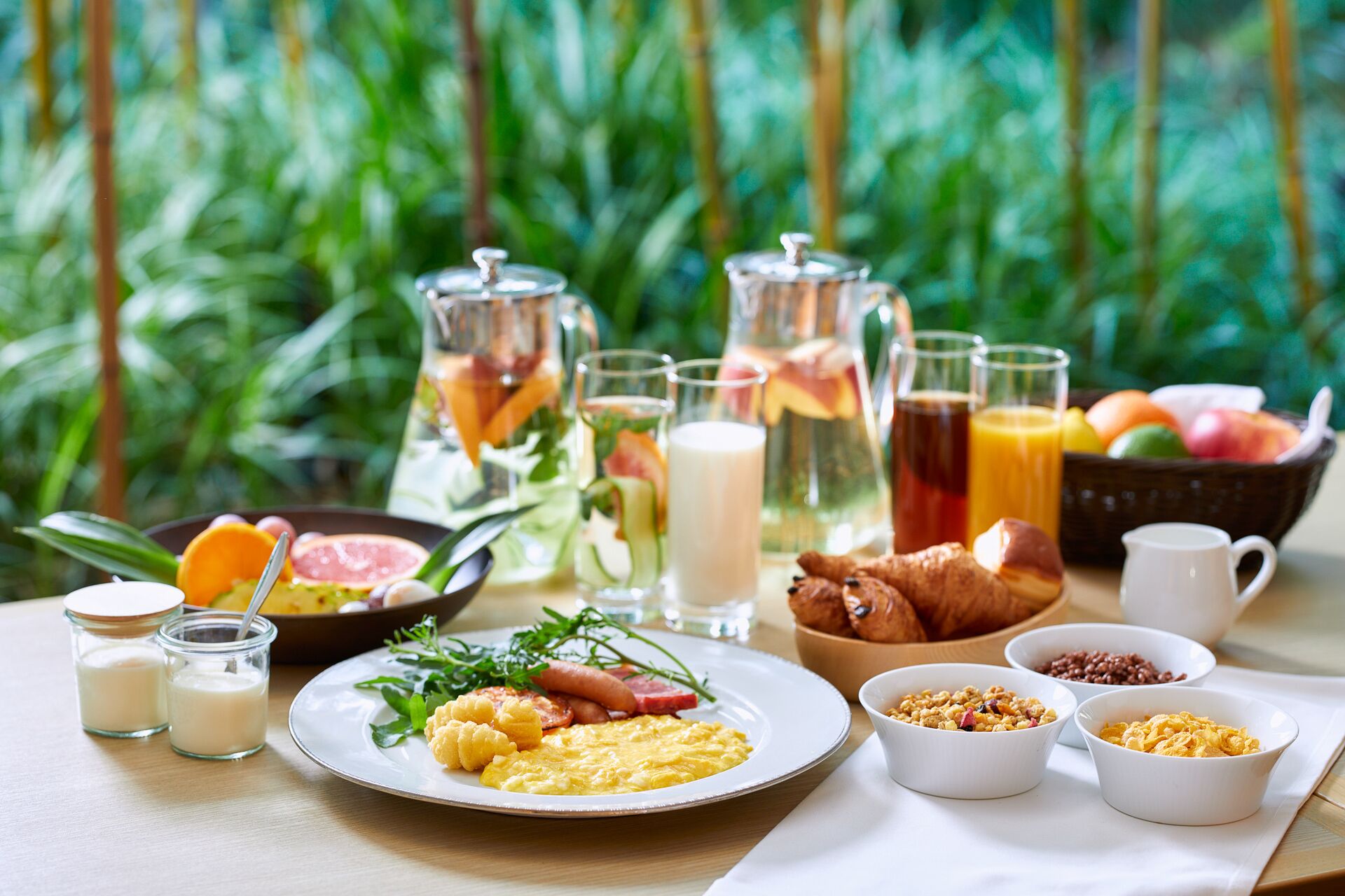 Daily buffet breakfast (JPY 2640 per person)