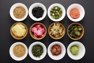 Différents aliments servis dans des bols.