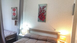 A bedroom with a bed, two bedside tables with lamps, a nightstand, and a wall-mounted artwork. - GRANDALLA  31 -1 apt 3 pers-Pas de la Casa- pie piste-006160 (PAS DE LA CASA)