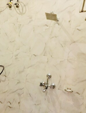 Hårtork, handdukar, tvål och schampo