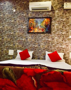 24 chambres, coffres-forts dans les chambres, fer et planche Ă repasser