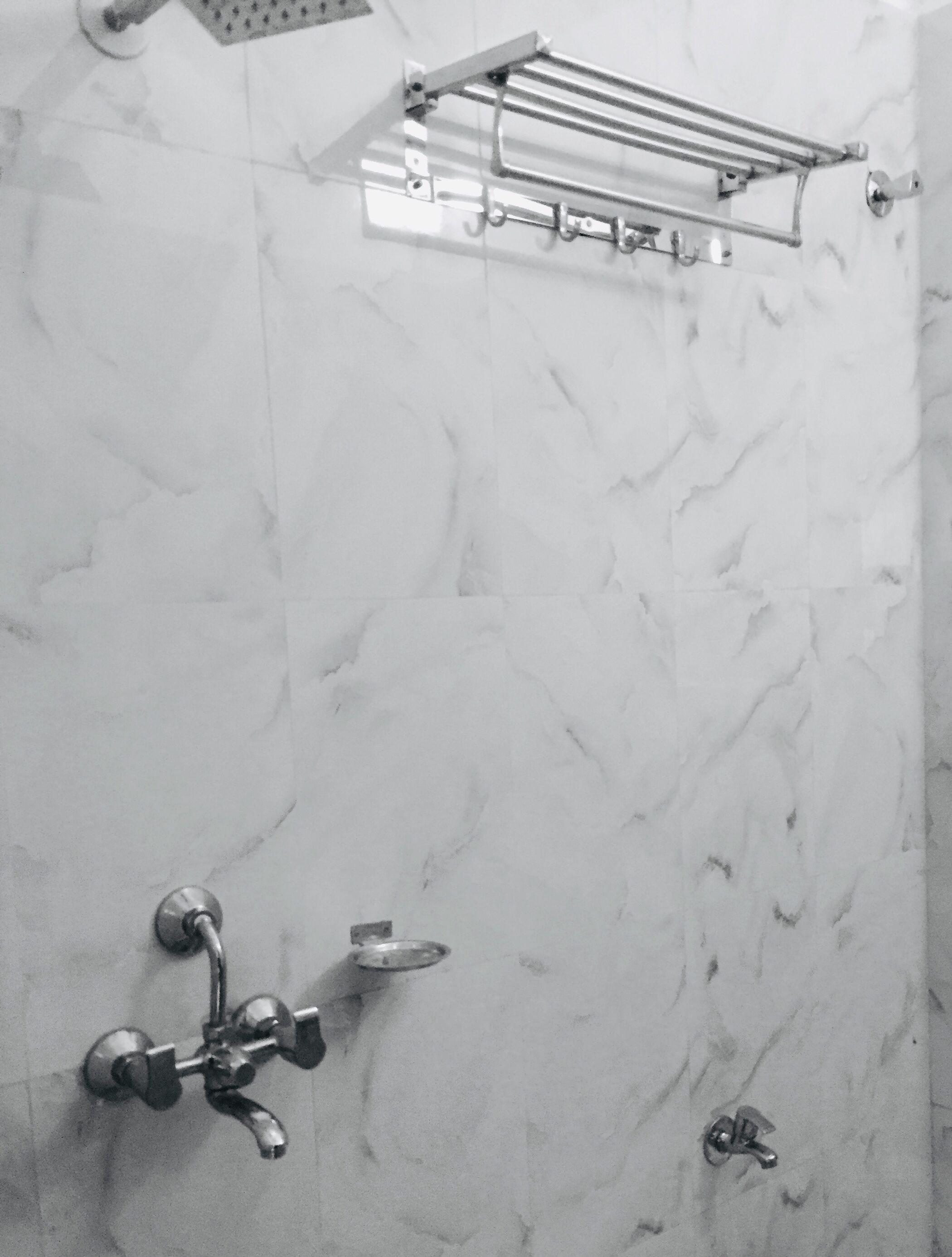 Secadora de cabello, toallas, jabón, shampoo 