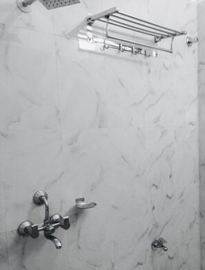 SĂšche-cheveux, serviettes fournies, savon, shampoing