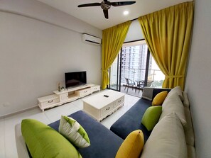 Apartamento família, 2 quartos | Área de estar | Smart TV