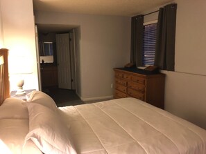 2 عدّة غرف نوم ومكواة/لوح كي وواي فاي وملاءات أسرّة