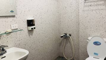 Standard Double Room | Bathroom | Shower, rainfall showerhead, free toiletries, hair dryer