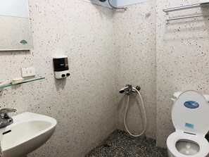 Standard Double Room | Bathroom | Shower, rainfall showerhead, free toiletries, hair dryer - Hsiang Hotel (Tongluo)