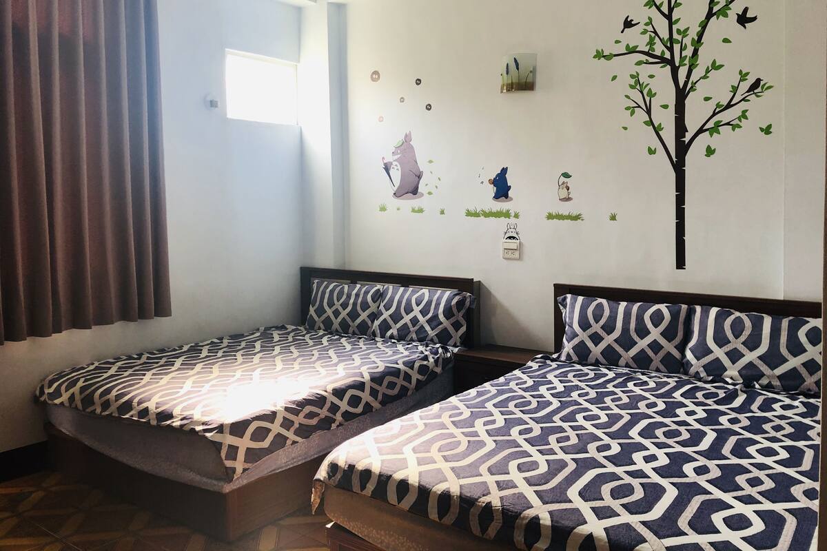 Habitación cuádruple estándar | Escritorio, cortinas blackout, wifi gratis y ropa de cama