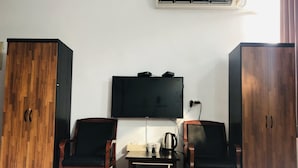 Phòng 4 Tiêu chuẩn | Bàn, màn/rèm cản sáng, truy cập Internet không dây miễn phí 