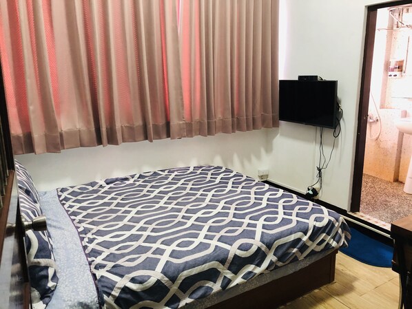 Standard Double Room | Desk, blackout drapes, free WiFi, bed sheets - Hsiang Hotel (Tongluo)