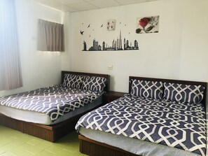 Standard Quadruple Room | Desk, blackout drapes, free WiFi, bed sheets - Hsiang Hotel (Tongluo)