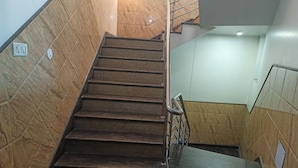 Una escalera con barandilla que lleva a un piso superior.