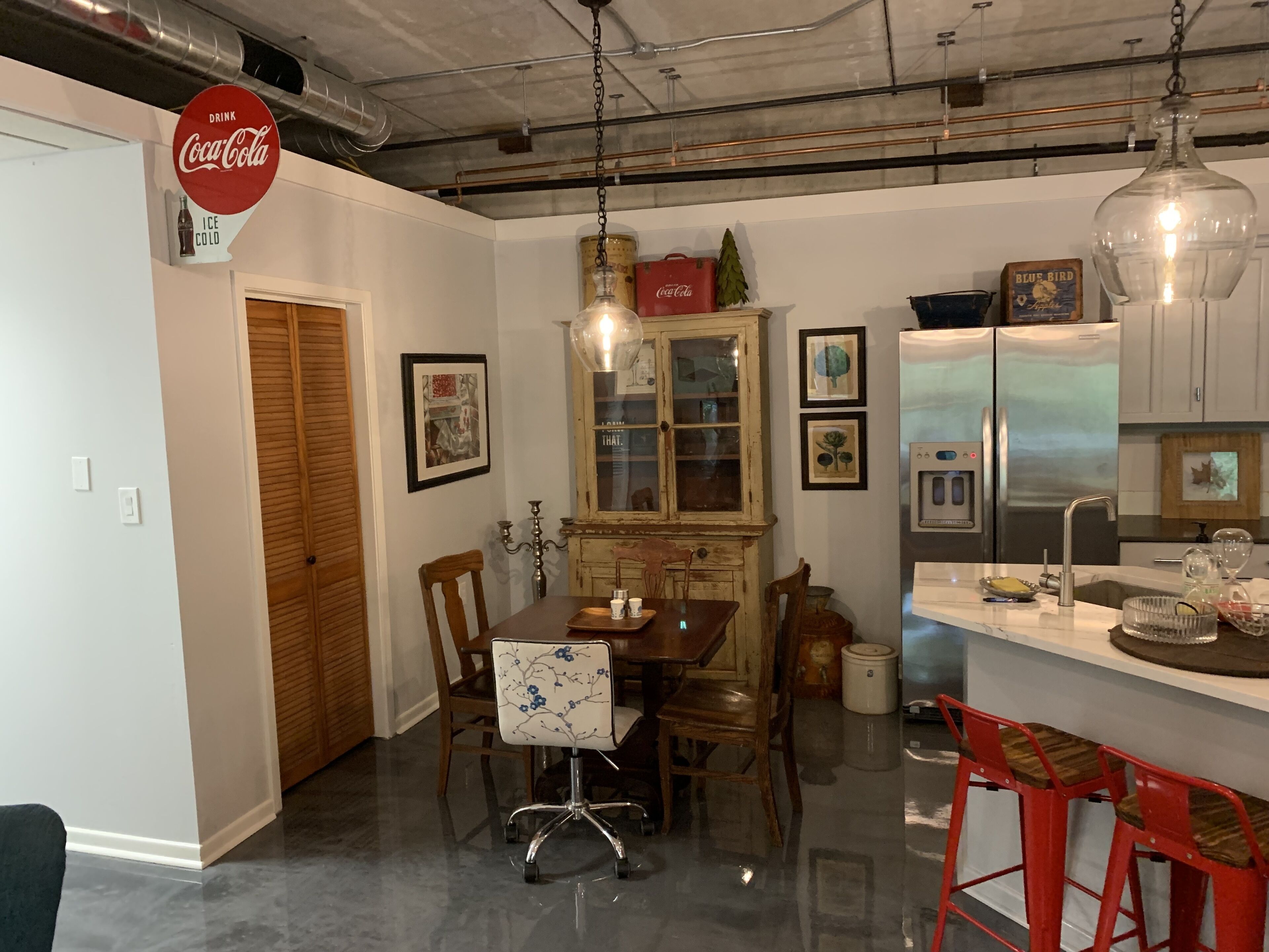 THE BUNKER- Unique HILLSIDE UNDERGROUND Concrete House -jet tub- W/D - PingPong