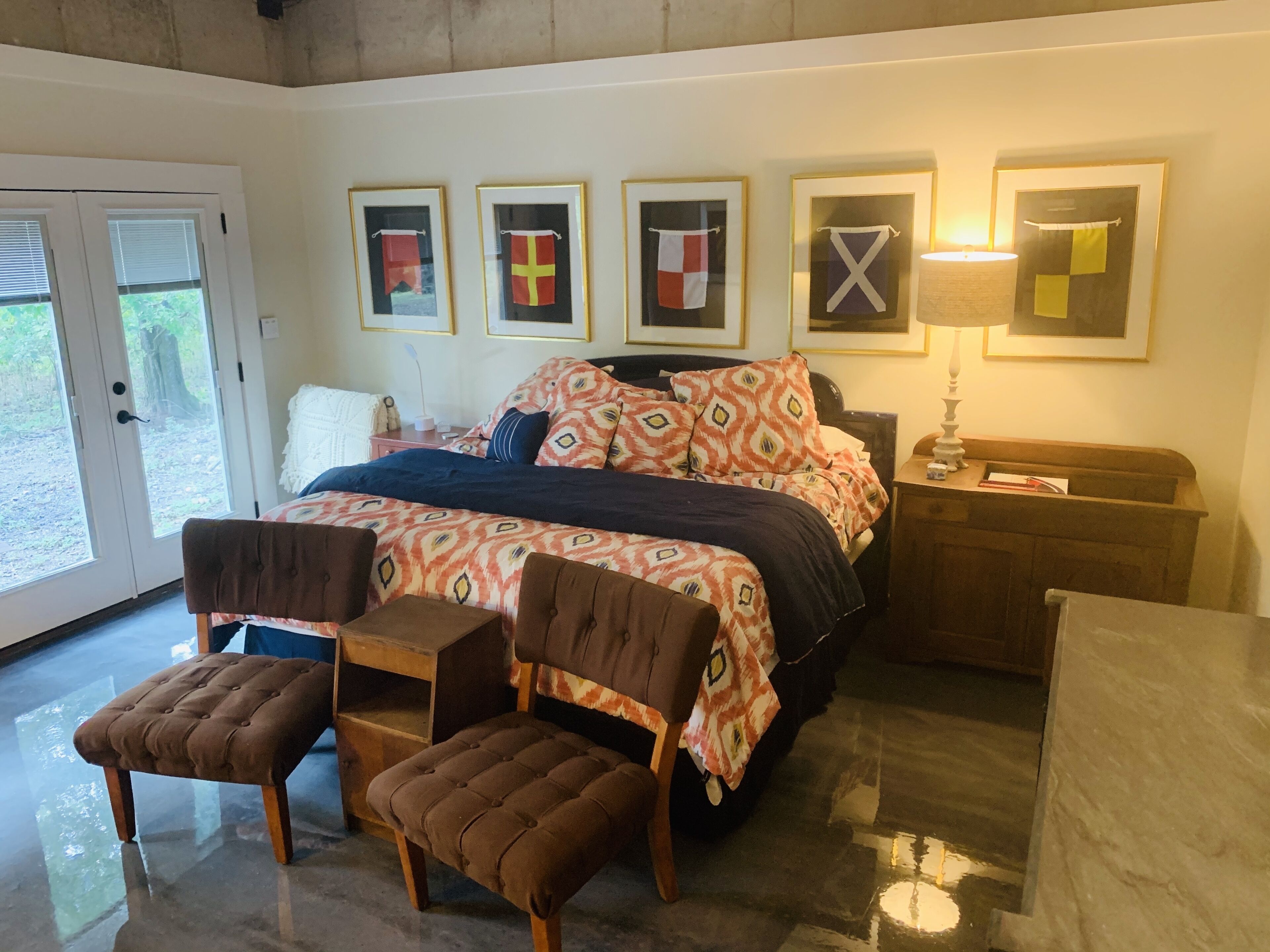 THE BUNKER- Unique HILLSIDE UNDERGROUND Concrete House -jet tub- W/D - PingPong