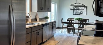 町の近くにある大きな田舎の素晴らしい景色とデッキのある真新しい家。