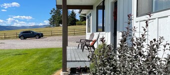 Splinternyt hus med dæk og en fantastisk udsigt over store landområder tæt på byen.