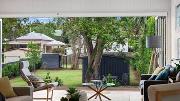 House | Living area | Smart TV, Netflix, toys, streaming services