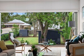 House | Living area | Smart TV, Netflix, toys, streaming services - The Keeper's House (East Toowoomba)