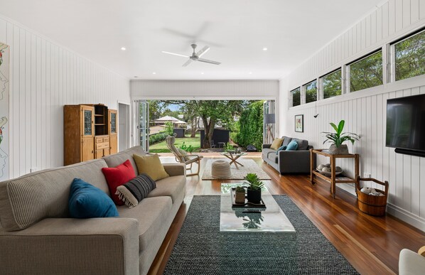 House | Living area | Smart TV, Netflix, toys, streaming services - The Keeper's House (East Toowoomba)