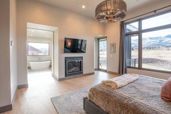 5 bedrooms, iron/ironing board, WiFi, bed sheets