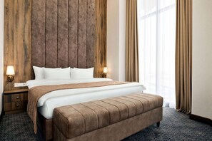 Minibar, caja de seguridad en la habitación y decoración personalizada 