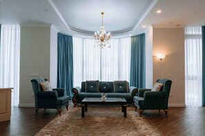 行政套房, 1 张特大床, 无烟房 | 起居区 | 40-英寸纯平电视（配备有线频道）、电视、加热地板