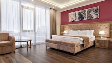 Phòng, 1 giường cỡ king, không hút thuốc (Mobility Accessible) | 2 phòng ngủ, minibar, két bảo mật tại phòng, trang trí khác biệt