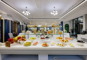 朝食、ランチ、ディナーに営業