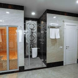 Executive Suite, 1 King Bed, Non Smoking | Bathroom | Free toiletries, hair dryer, bathrobes, slippers