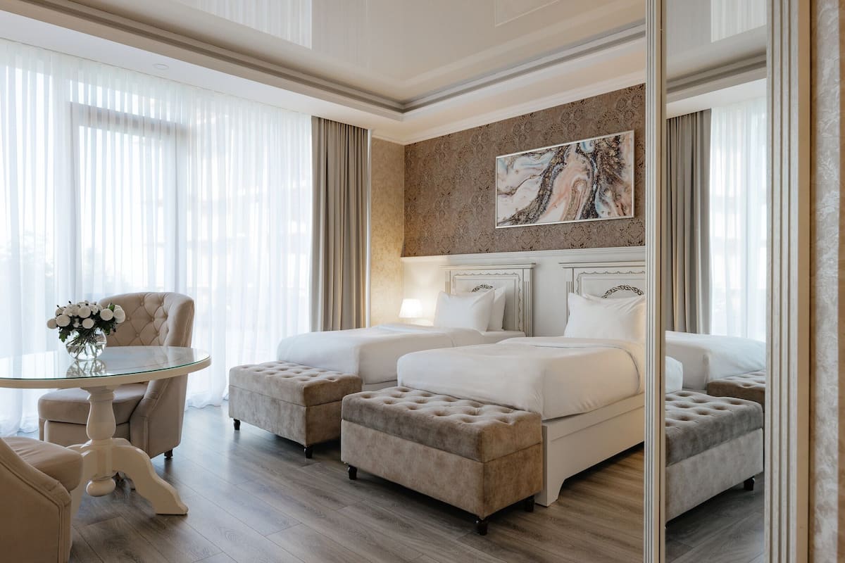 Standard Room, 2 Twin Beds, Non Smoking | Minibar, in-room safe, desk, laptop workspace