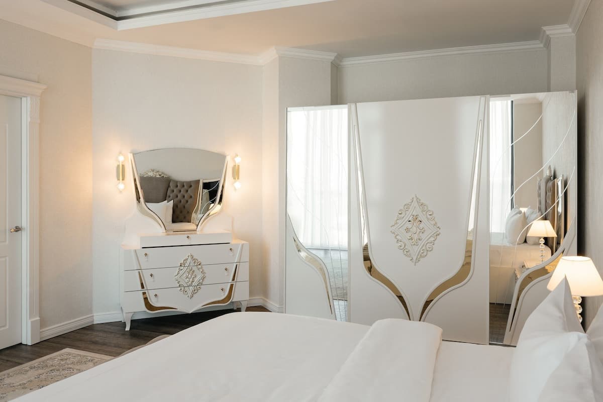 Executive Suite, 1 King Bed, Non Smoking | Minibar, in-room safe, desk, laptop workspace