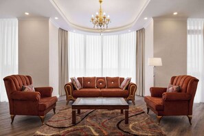 Minibar, in-room safe, individually decorated, individually furnished - Ramada by Wyndham Shymkent (Shymkent)