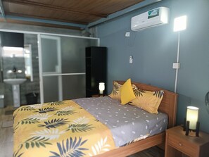 Gray Room | Hypo-allergenic bedding, in-room safe, desk, laptop workspace - Palms Villa (Negombo)