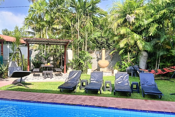 Piscina externa, funciona das 6h às 21h30, guarda-sóis, espreguiçadeiras