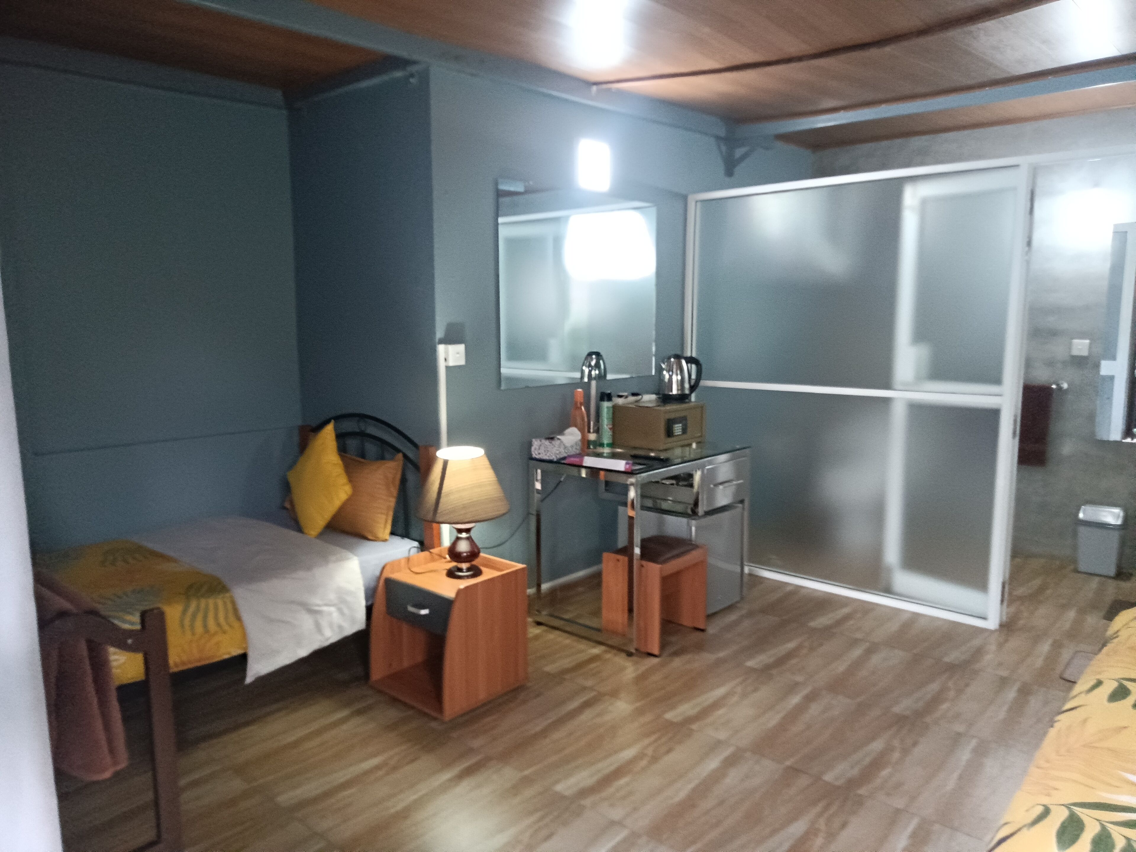 ダブルルーム | 低刺激性寝具、セーフティボックス (室内)、デスク、ノートパソコン用作業スペース